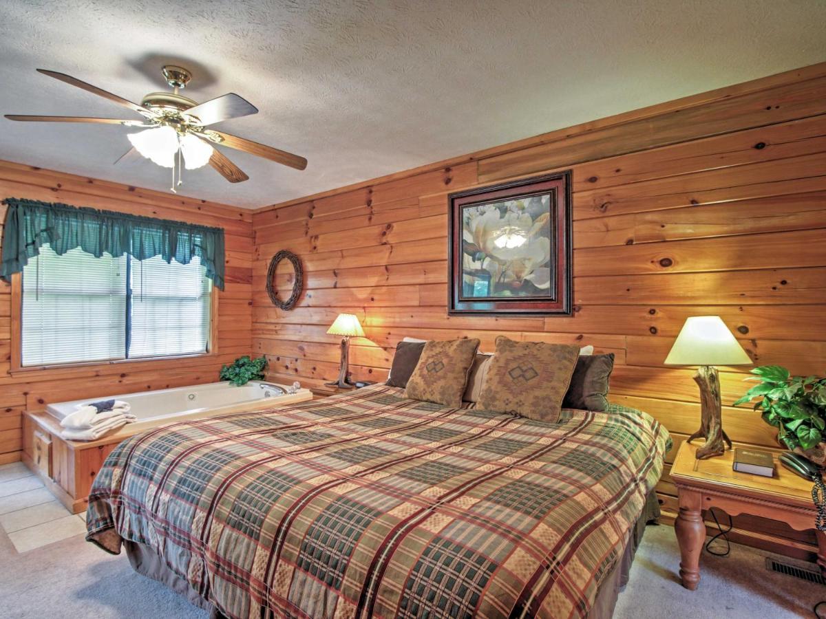 Idyllic Cabin With Hot Tub Less Than 2 Mi To Dollywood! セバービル エクステリア 写真