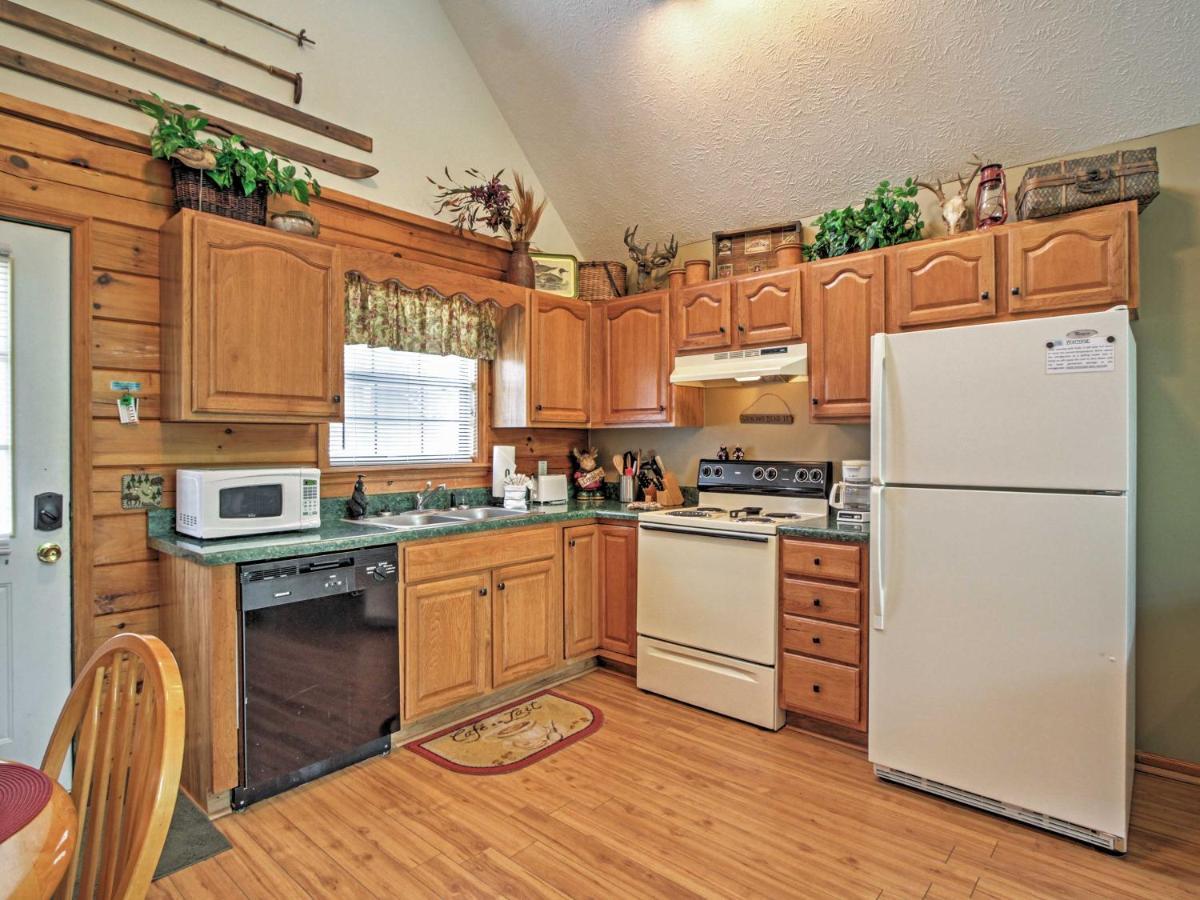 Idyllic Cabin With Hot Tub Less Than 2 Mi To Dollywood! セバービル エクステリア 写真