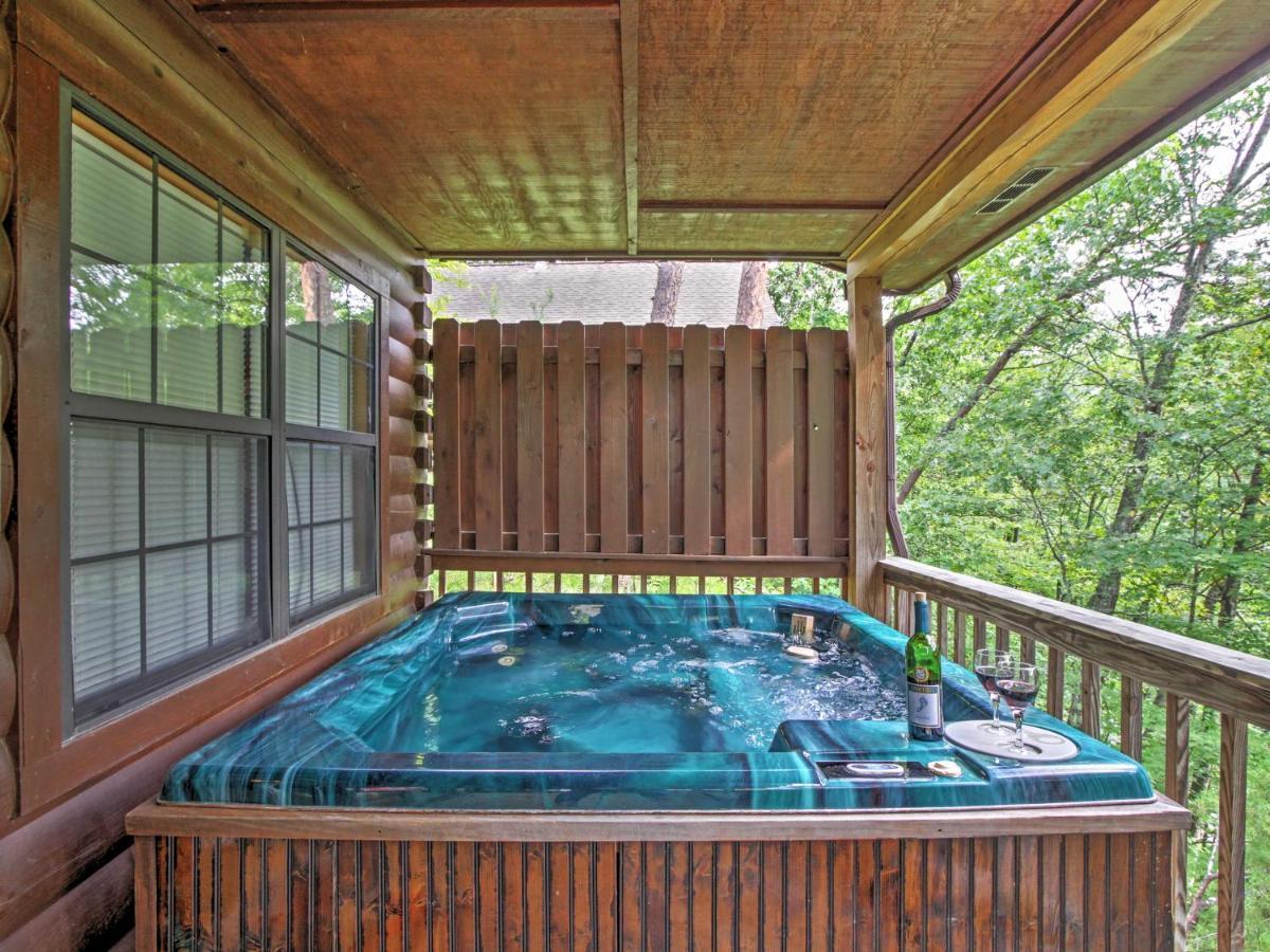 Idyllic Cabin With Hot Tub Less Than 2 Mi To Dollywood! セバービル エクステリア 写真