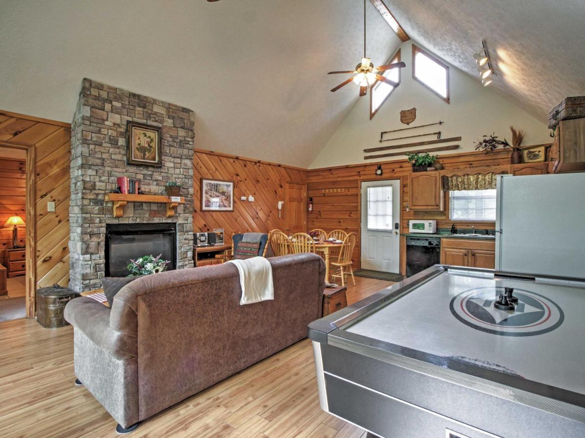 Idyllic Cabin With Hot Tub Less Than 2 Mi To Dollywood! セバービル エクステリア 写真