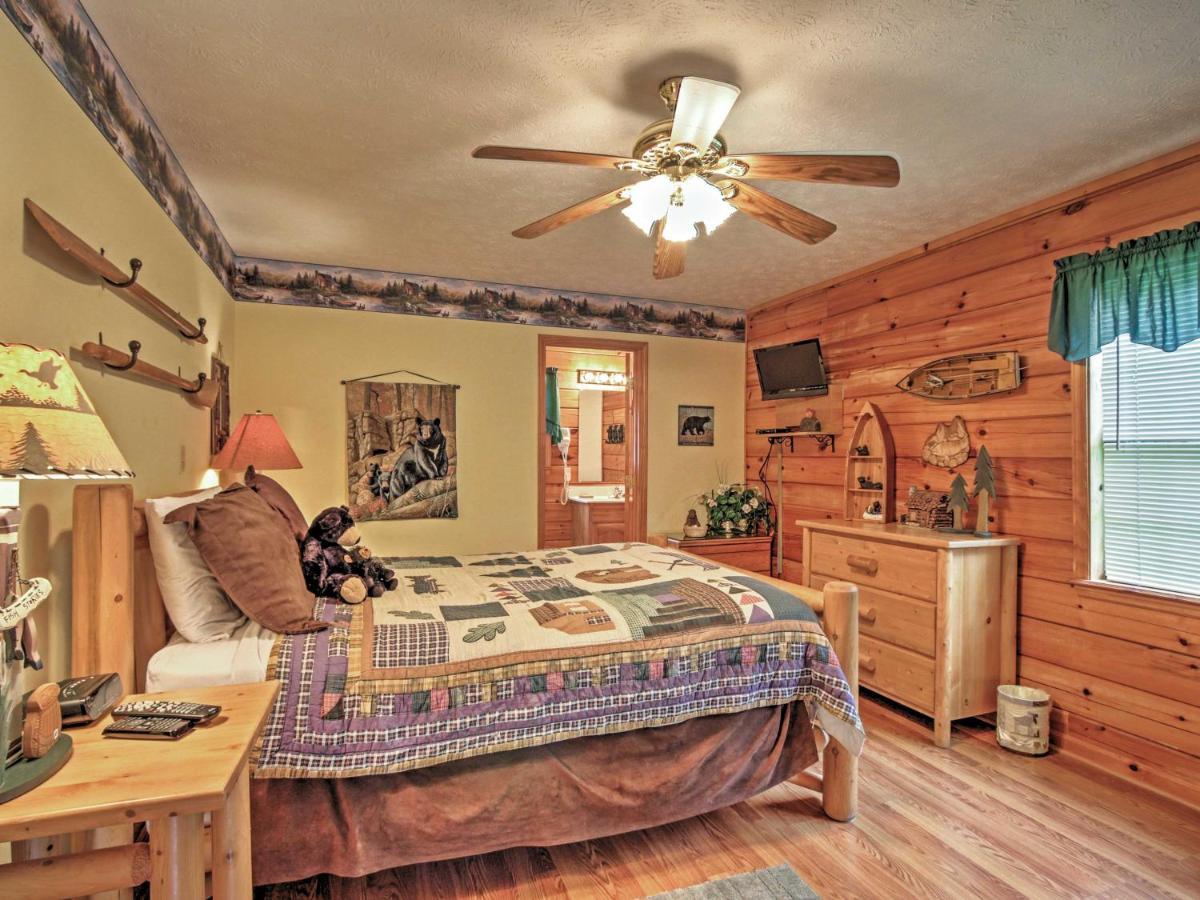 Idyllic Cabin With Hot Tub Less Than 2 Mi To Dollywood! セバービル エクステリア 写真