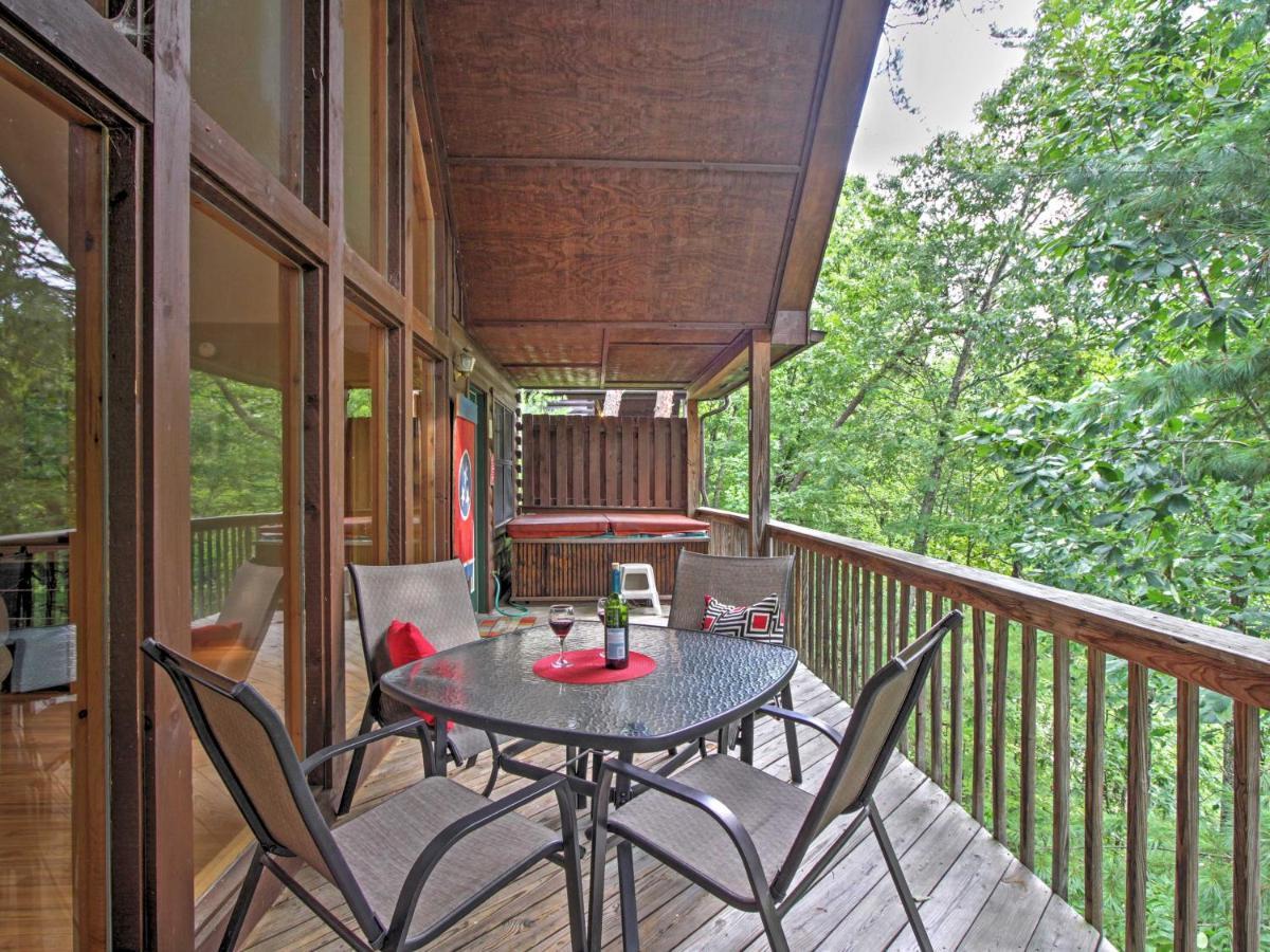 Idyllic Cabin With Hot Tub Less Than 2 Mi To Dollywood! セバービル エクステリア 写真