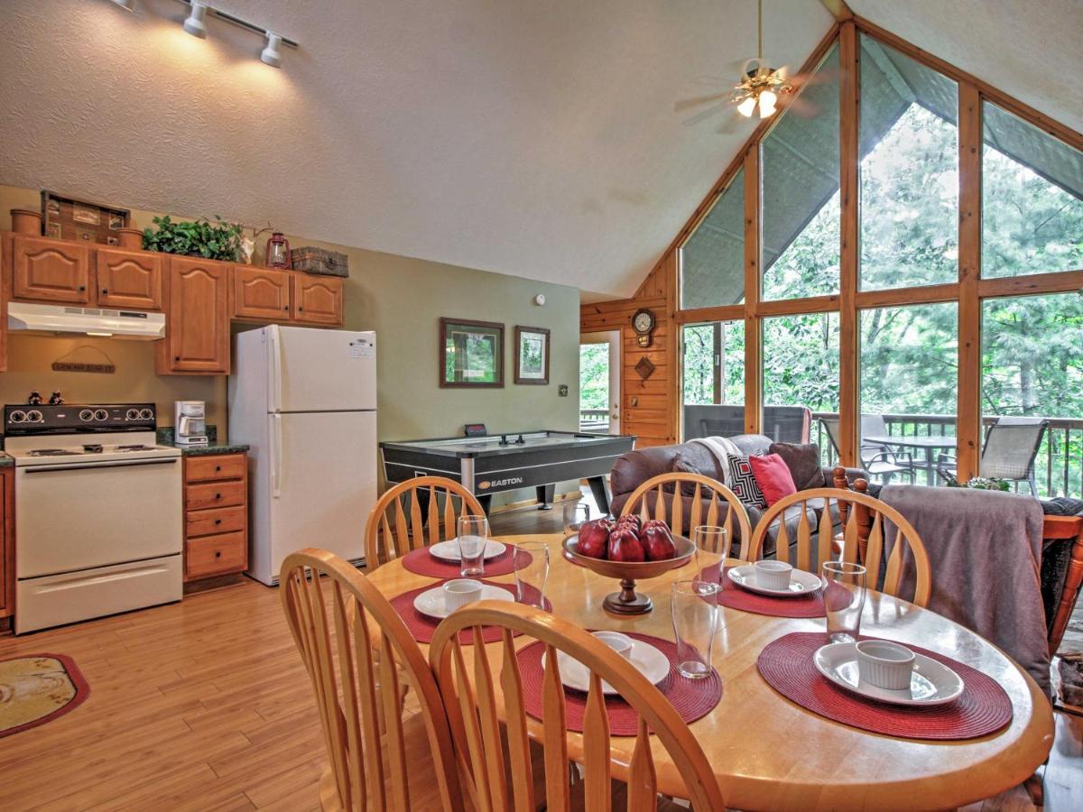 Idyllic Cabin With Hot Tub Less Than 2 Mi To Dollywood! セバービル エクステリア 写真