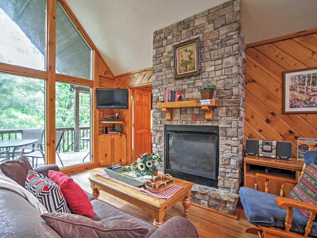 Idyllic Cabin With Hot Tub Less Than 2 Mi To Dollywood! セバービル エクステリア 写真
