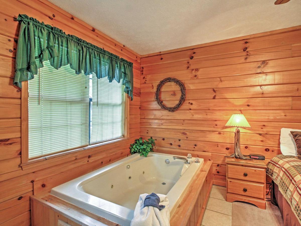 Idyllic Cabin With Hot Tub Less Than 2 Mi To Dollywood! セバービル エクステリア 写真