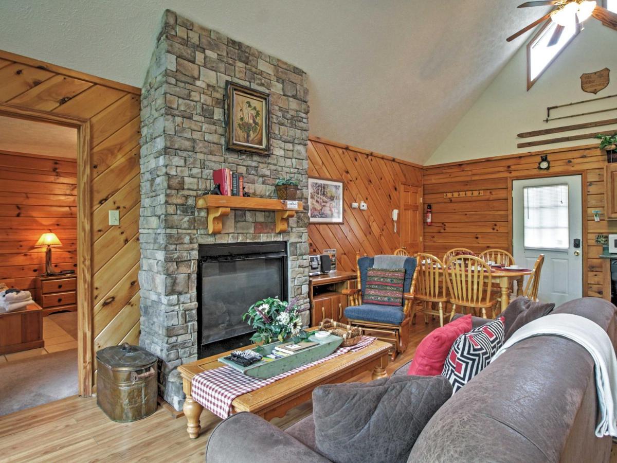 Idyllic Cabin With Hot Tub Less Than 2 Mi To Dollywood! セバービル エクステリア 写真